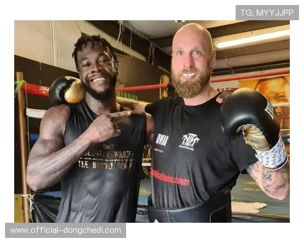 阿曼多马丁内斯拉比迎战墨西哥拳手威尔曼克卡诺布里托的轻量级对决